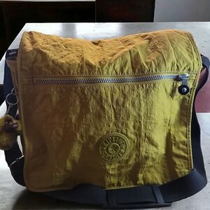Kipling Expandable Messenger Crossbody Bag in Great Condition